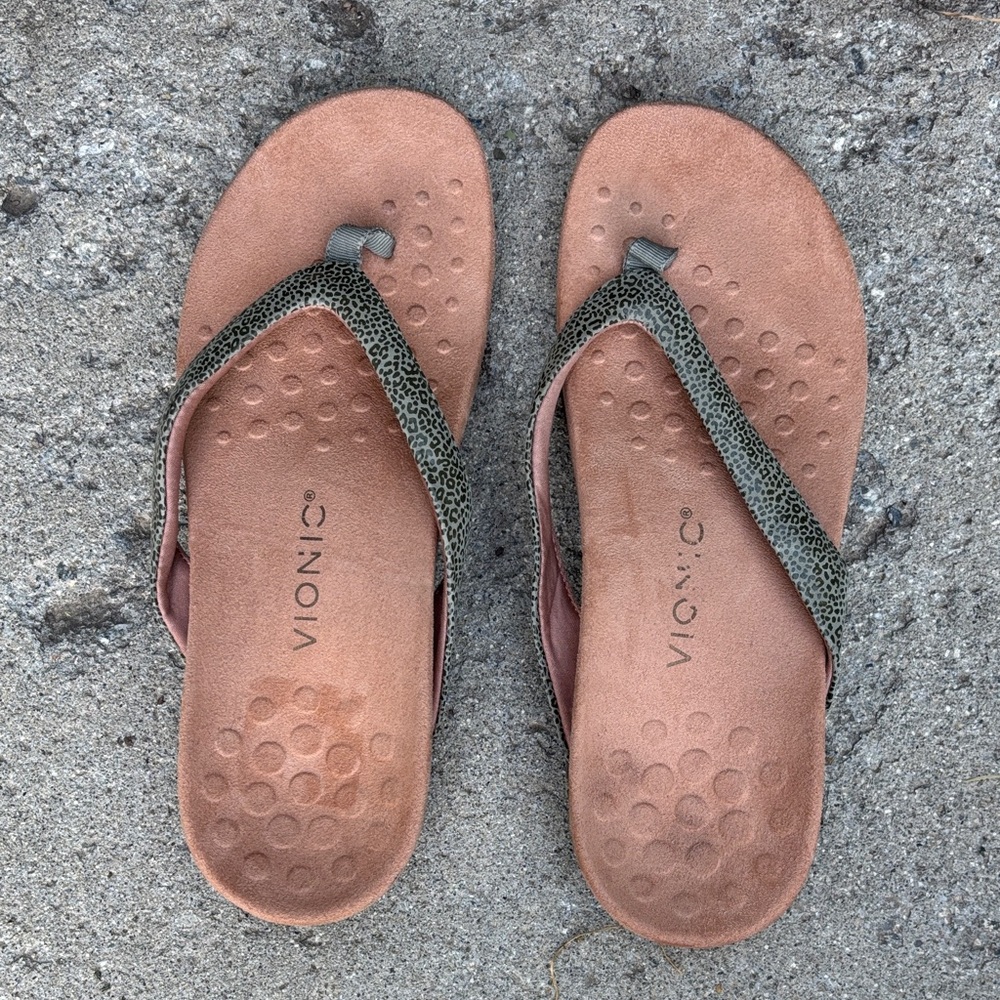 Vionic Women's Tan Footbed Flip Flops‎ with Olive Speckled Straps